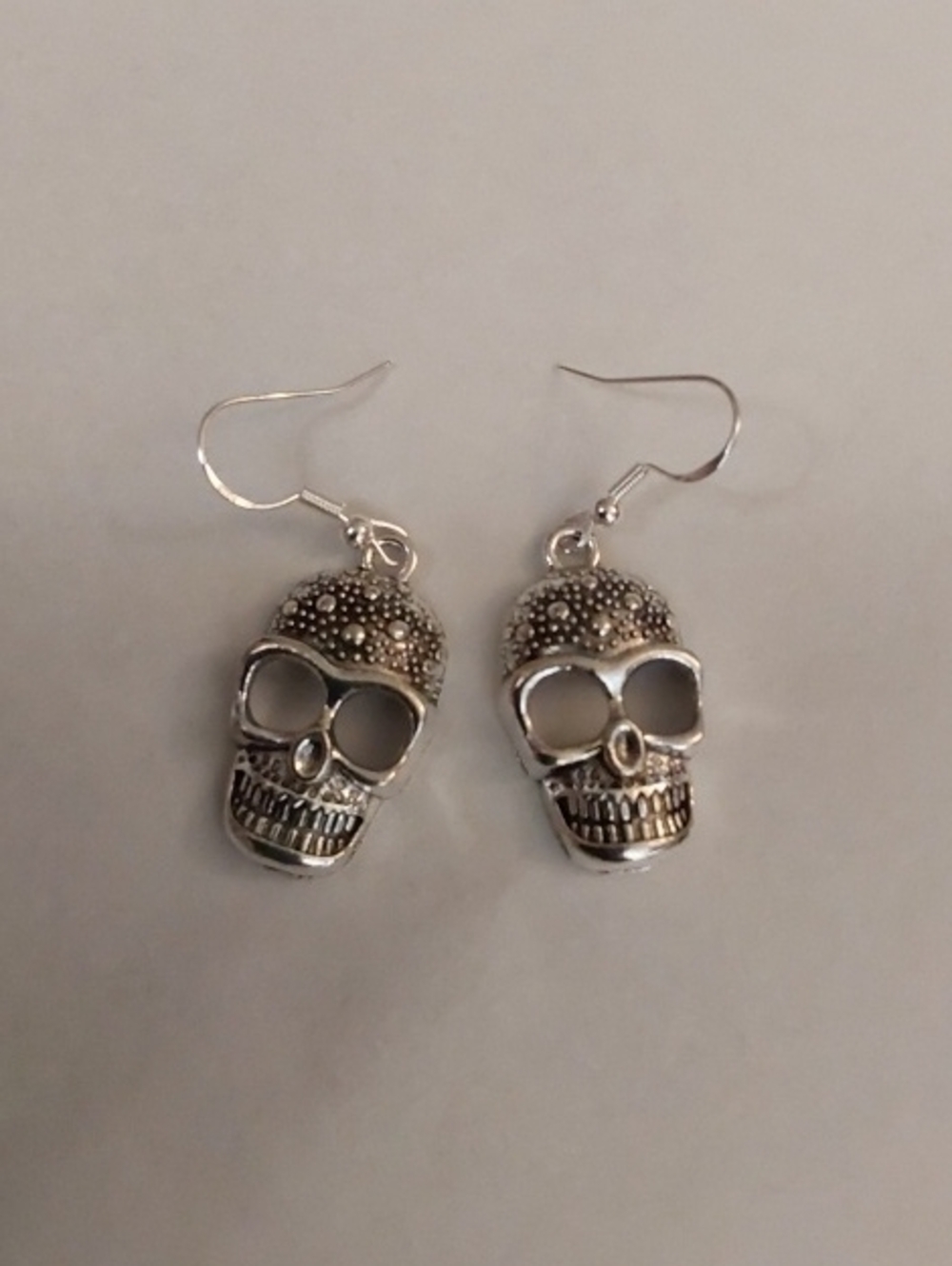 Silver Tone Skull Dangle Earrings – 925S Ear Wires